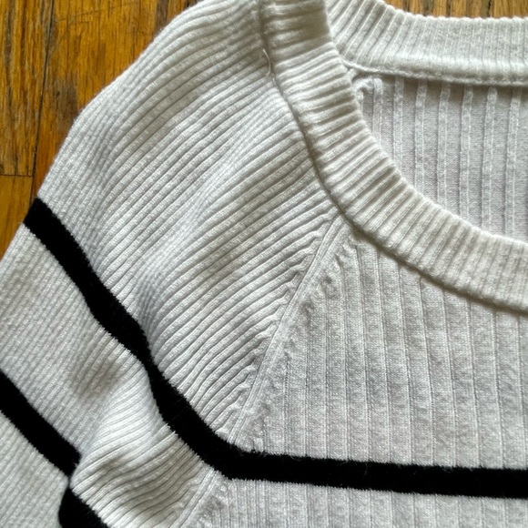 Express - Super Soft Lightweight Sweater - Large - Picture 4 of 8